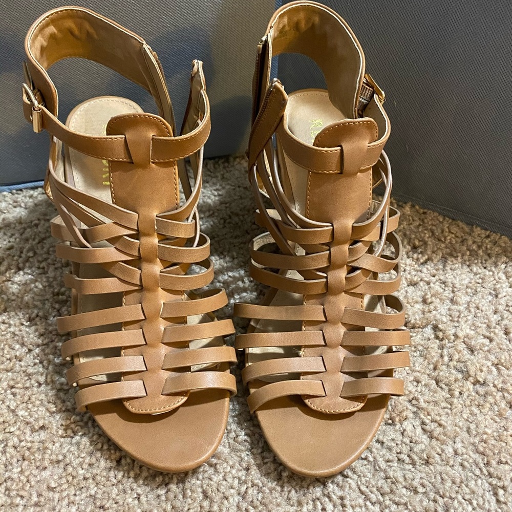 Report Strappy wedges tan NEVER WORN!!